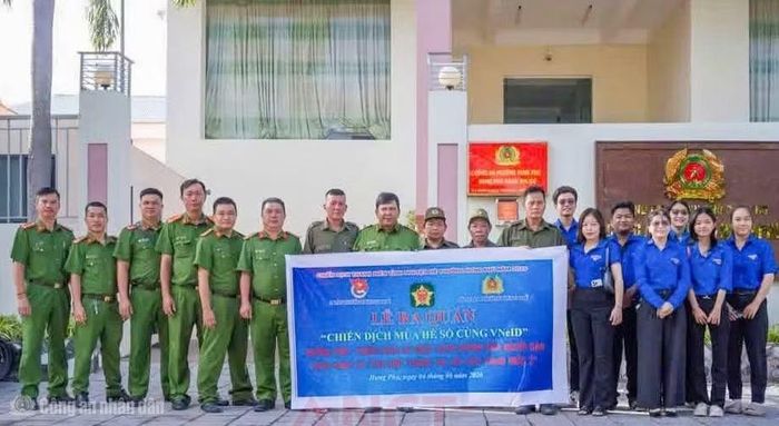 Công an phường Hưng Phú phối hợp với Đoàn Thanh niên ra quân “Chiến dịch mùa hè số cùng VNeID” hướng dẫn người dân sử dụng VNeID và các tiện ích số.