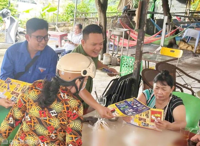 Công an phường Hưng Phú phối hợp Đoàn Thanh niên phường tuyên truyền đến người dân nhận diện, phòng ngừa các thủ đoạn lừa đảo trên không gian mạng.