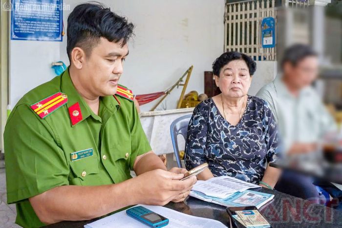 Cán bộ Công an phường Hưng Phú đến tận nhà hướng dẫn người dân sử dụng các tiện ích trên VNeID.