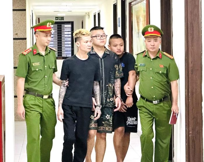 Đối tượng Lê Thế Cảnh (ảnh trên) bị khởi tố tội “Giam người trái pháp luật”; đối tượng Hoàng Ngọc Cường (ảnh bên trái), bị khởi tố về tội “Mua bán người dưới 16 tuổi”.