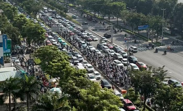 Giao thông tại các tuyến đường xung quanh bị ùn ứ.