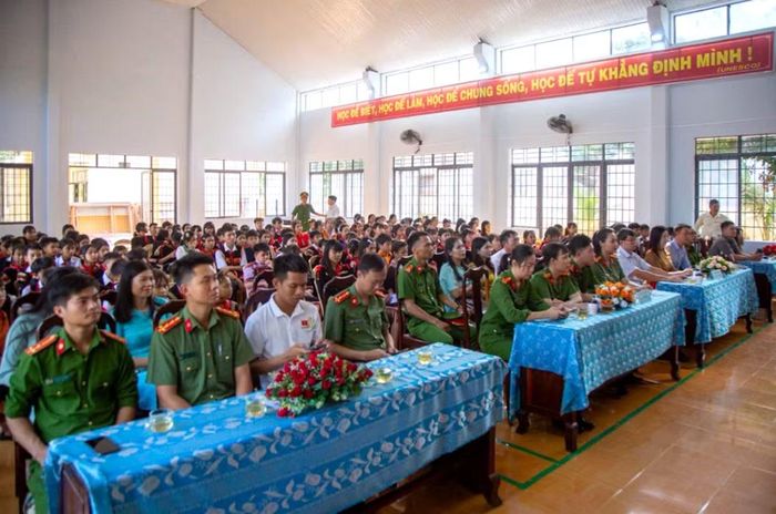 Công an Đắk Lắk phối hợp cùng nhà trường tổ chức tuyên truyền pháp luật đến với học sinh.