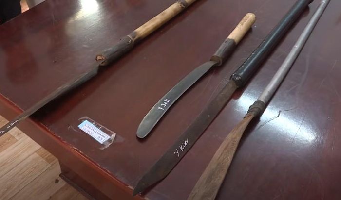 Những hung khí nguy hiểm được Công an thu giữ trong một vụ ẩu đả giữa hai nhóm trẻ chưa thành niên trên địa bàn xã Hoà Phú.