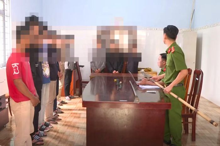 Một nhóm đối tượng chưa thành niên dùng hung khí nguy hiểm đánh nhau bị Công an xã Hoà Phú bắt giữ.