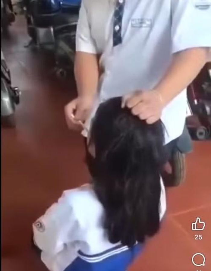 Nữ sinh H. còn có hành động dùng thuốc lá dí vào mặt bạn (Ảnh cắt video clip).