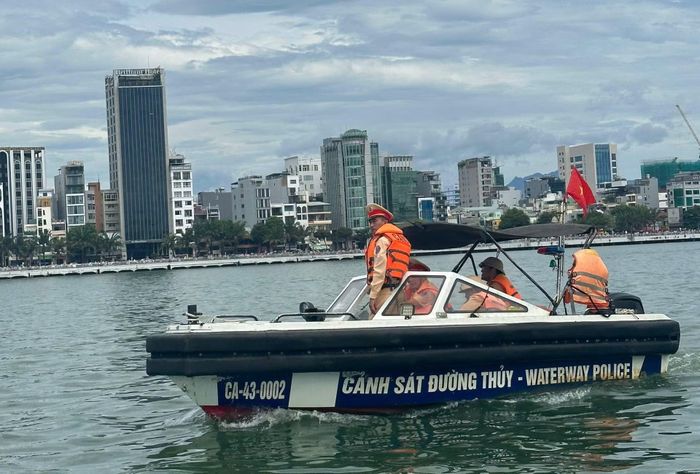 Công an TP Đà Nẵng tổ chức lớp đào tạo, thi, cấp chứng chỉ lái xuồng máy năm 2026 nhằm nâng cao khả năng cơ động, tiếp cận hiện trường, cứu hộ, cứu nạn khi xảy ra thiên tai, sự cố.