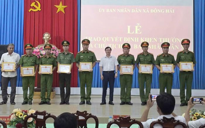 Chủ tịch UBND xã Đông Hải Mai Quốc Vĩnh trao giấy khen tặng tập thể và các cá nhân có thành tích xuất sắc trong điều tra phá án.