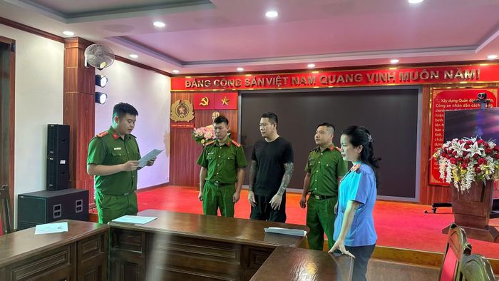 Cơ quan CSĐT Công an tỉnh Lào Cai thi hành lệnh khởi tố, bắt tạm giam đối với bị can Lê Thế Hưng (biệt danh Hưng Lộc).