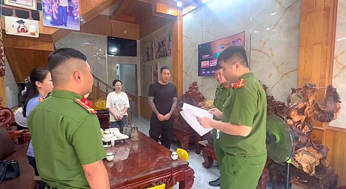 Cơ quan CSĐT thi hành lệnh khám xét chỗ ở của Lê Thế Hưng