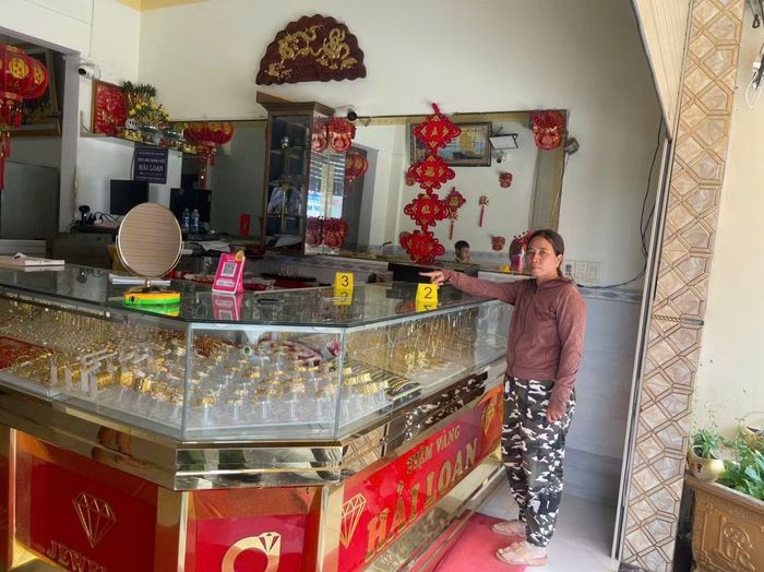 "Nữ quái" Nguyễn Thị Xuân Thủy tại buổi thực nghiệm hiện trường.