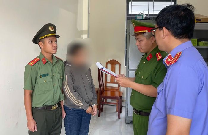Cơ quan chức năng tống đạt quyết định khởi tố, bắt tạm giam "nữ quái" Nguyễn Thị Xuân Thủy.