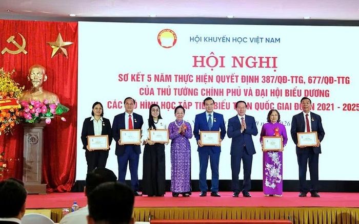 Phó Thủ tướng Lê Tiến Châu và Chủ tịch Hội khuyến học Việt Nam Nguyễn Thị Doan tặng bằng khen các tập thể, cá nhân có nhiều đóng góp cho công tác khuyến học.