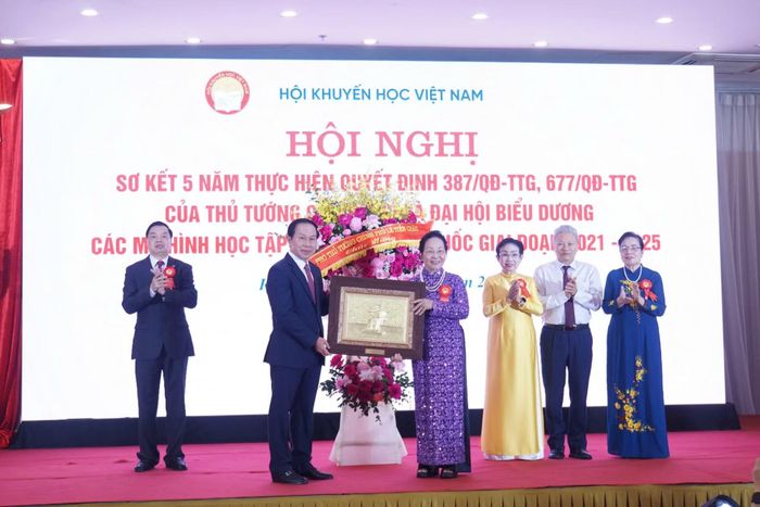 Phó Thủ tướng Lê Tiến Châu trao quà lưu niệm tặng Hội Khuyến học Việt Nam. Ảnh: Lê Nghĩa.