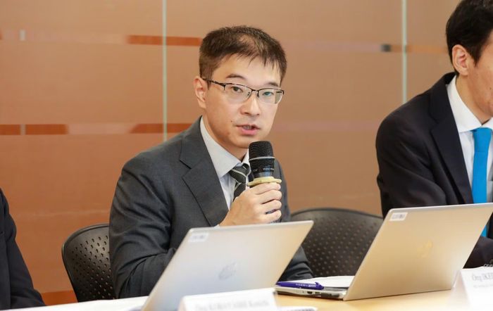 Ông Fukuda Chihiro, Phó trưởng đại diện JICA Việt Nam phụ trách các dự án vốn vay (trái) và ông Ikeda Hiroyuki, Phó trưởng đại diện JICA Việt Nam phụ trách lĩnh vực nông nghiệp và quản trị, chia sẻ thông tin tại buổi họp báo.