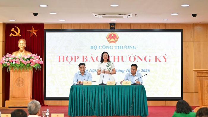 Thứ trưởng Bộ Công Thương Phan Thị Thắng chủ trì cuộc họp báo.
