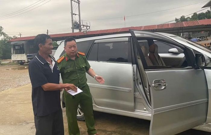Công an xã Kim Ngân, Công an tỉnh Quảng Trị hỗ trợ anh Thân Trung Nhân về với người thân sau 10 năm mất liên lạc.
