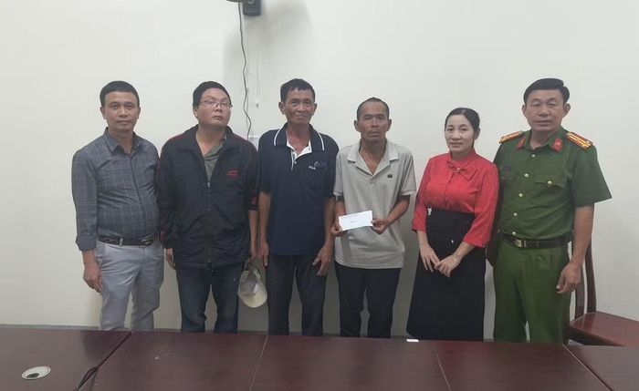 Anh Thân Trung Nhân và người thân được Công an xã Kim Ngân kết nối gặp mặt sau 10 năm mất liên lạc.
