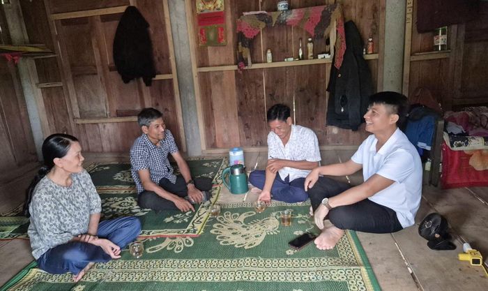 Lãnh đạo thôn Trại Cá thăm hỏi, động viên gia đình hiến đất xây dựng công trình cho cộng đồng.
