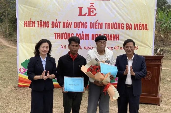 Hai gia đình ông Hồ Văn Lát và ông Hồ Văn Chưn ở xã Hướng Hoá đã hiến gần 1000m2 đất để địa phương xây dựng trường lớp học cho các cháu.