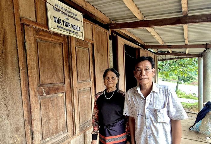 Vợ chồng anh Hồ Văn Thăm đã ba lần tự nguyện hiến đất cho bản làng.