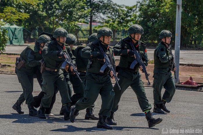 Đơn vị Cảnh sát GGHB số 1 diễn tập theo tình huống giả định.