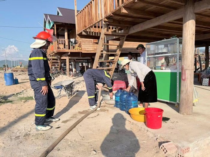 Nước sạch được hỗ trợ kịp thời, giúp người dân sớm ổn định cuộc sống tại nơi ở mới.