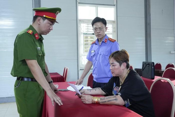 Thảo (áo đen) tại cơ quan điều tra.