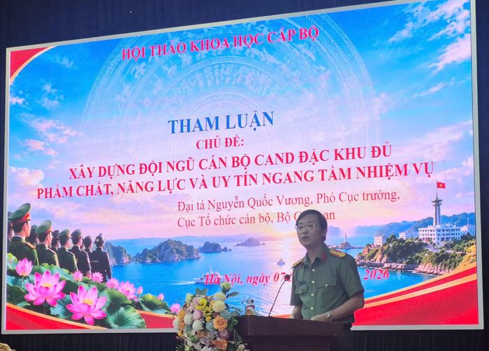 Đại tá Nguyễn Quốc Vương, Phó Cục trưởng Cục Tổ chức cán bộ tham luận tại hội thảo.