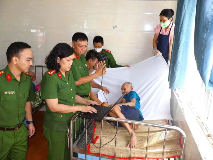 Thực hiện các thủ tục đối với các trường hợp già yếu, bệnh tật, không thể đi lại được ngay tại khu chăm sóc và tại các giường bệnh.