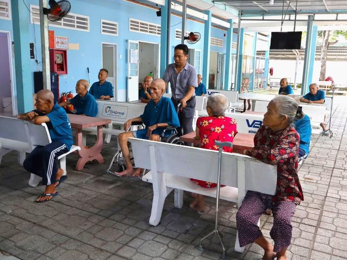 Người cao tuổi neo đơn và các trường hợp có hoàn cảnh đặc biệt tại Trung tâm Bảo trợ và Công tác xã hội Cơ sở 2 TP Hồ Chí Minh.