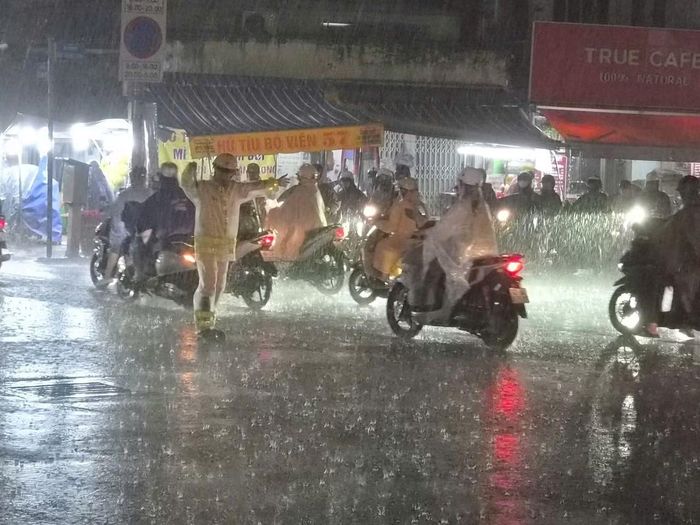  Tại giao lộ Xô Viết Nghệ Tĩnh - Ung Văn Khiêm. 
