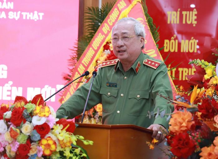 GS.TS Nguyễn Văn Thành, nguyên Uỷ viên Trung ương Đảng, nguyên Thứ trưởng Bộ Công an phát biểu tại lễ ra mắt sách.
