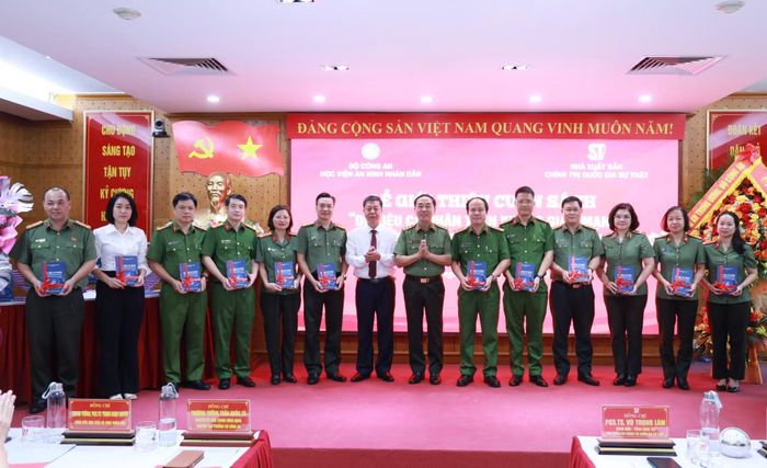 Thượng tướng, PGS. TS Trần Quốc Tỏ cùng ông Vũ Trọng Lâm trao sách tặng các đại biểu, cán bộ, chiến sĩ.