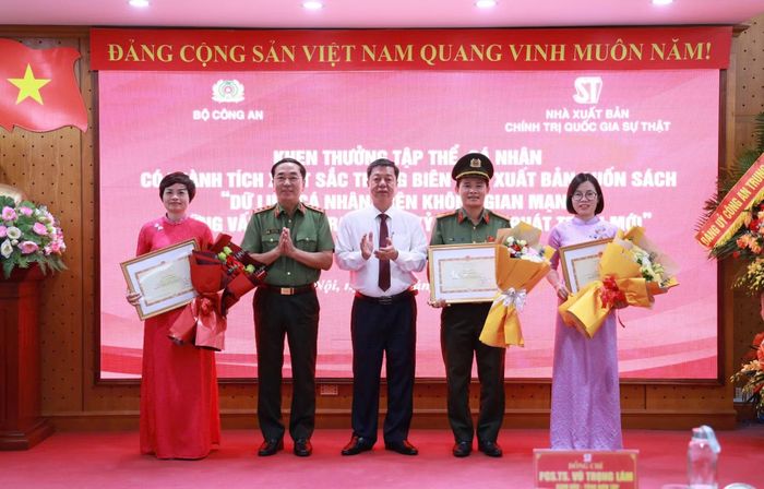 Ban tổ chức trao Bằng khen của Bộ Công an, Bằng khen của Nhà xuất bản Chính trị quốc gia Sự thật tặng các tập thể, cá nhân có nhiều đóng góp trong quá trình nghiên cứu, biên soạn và xuất bản cuốn sách.