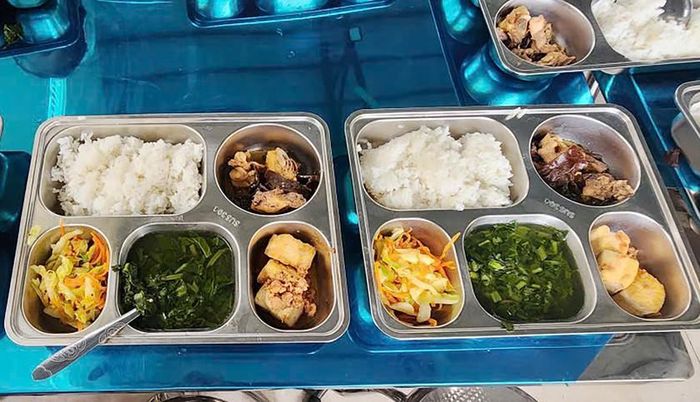 Suất cơm bán trú cho học sinh ở lại trường.