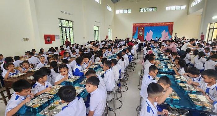 Đông đảo học sinh đến trường học trong giờ ăn bán trú.