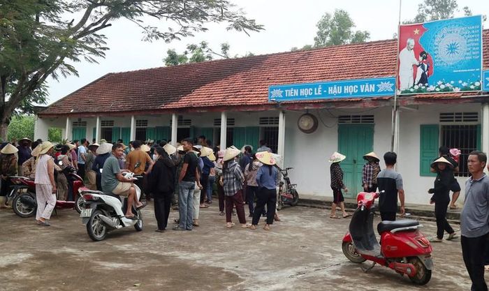 Phụ huynh đến điểm lẻ Tiến Sơn.