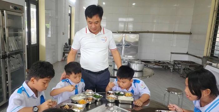 Học sinh đến trường có suất ăn bán trú.