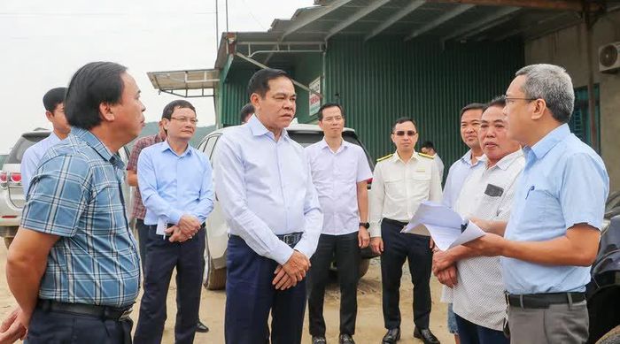 Chủ tịch Ủy ban nhân dân tỉnh Nghệ An Võ Trọng Hải trực tiếp kiểm tra các mỏ cát ở các xã trên lưu vực sông Lam thuộc khu vực huyện Thanh Chương và Đô Lương cũ, yêu cầu 9 chủ mỏ, bến cát dừng hoạt động vì chưa kết nối camera giám sát dữ liệu.