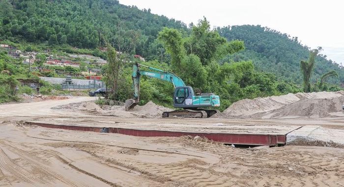 Trạm cân mỏ cát bên bờ sông Lam.