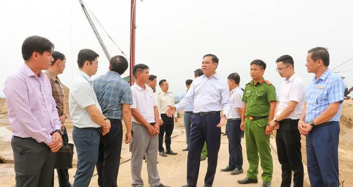 Chủ tịch UBND tỉnh Võ Trọng Hải trao đổi với chính quyền xã Đại Đồng về trách nhiệm của chính quyền địa phương trong công tác quản lý nhà nước về khoáng sản.
