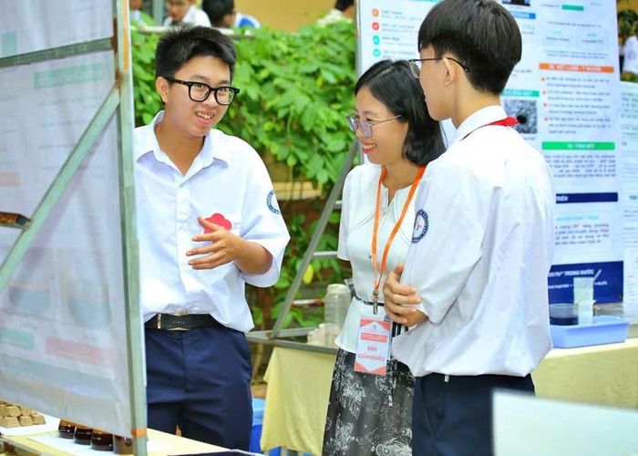 Học sinh Trường THPT Tây Thạnh, Thành phố Hồ Chí Minh trình bày dự án nghiên cứu khoa học hưởng ứng học tập suốt đời năm 2026.