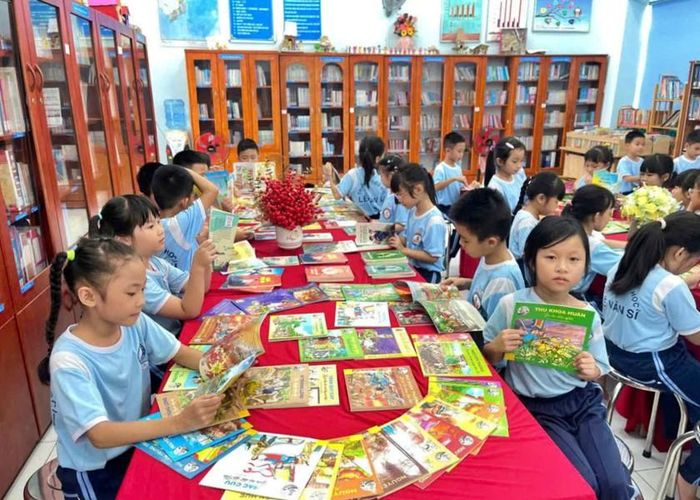 Học sinh Trường Tiểu học Lê Văn Sĩ, phường Tân Sơn Hoà, Thành phố Hồ Chí Minh đọc sách tại thư viện tại Ngày hội đọc sách.