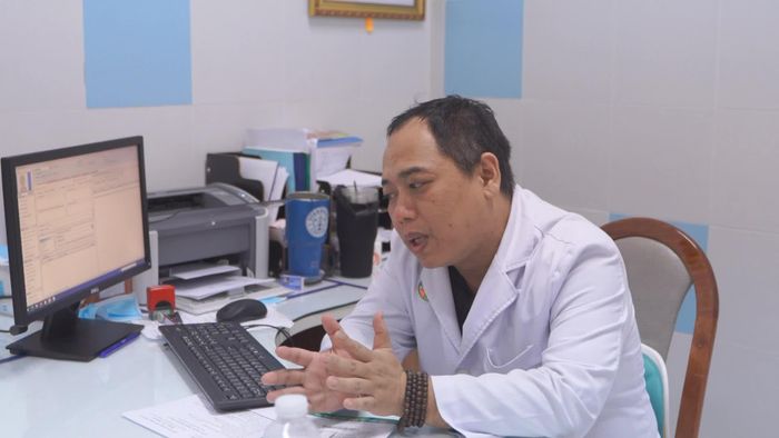 BS.CKII Nguyễn Thanh Sang đang thăm khám cho bệnh nhân