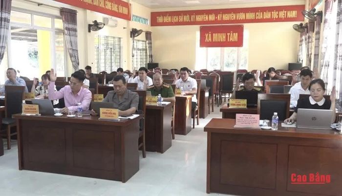 Các đại biểu biểu quyết thông qua nghị quyết tại kỳ họp.