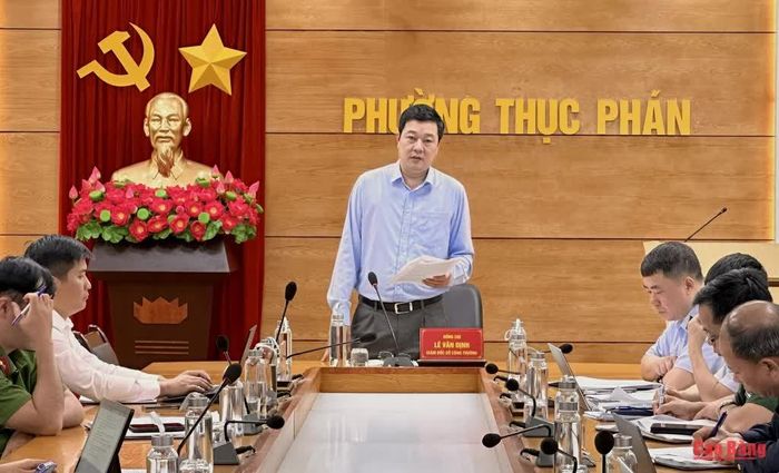 Giám đốc Sở Công thương, Trưởng đoàn kiểm tra số 4 Ban Chỉ đạo 389 tỉnh Lê Văn Định phát biểu kết luận buổi làm việc.