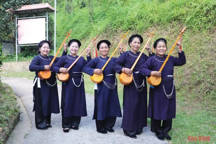 Năm chị em bà Hà Thị Dảy luôn dành tình yêu cho dân ca quê hương.