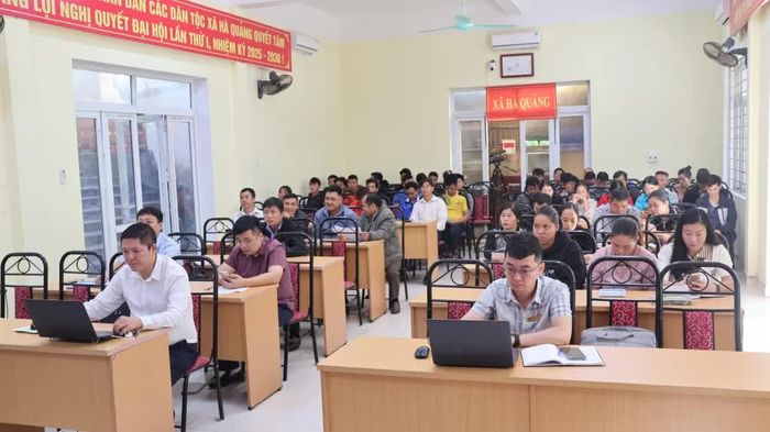 Người lao động xã Hà Quảng tham dự hội nghị tư vấn, giới thiệu việc làm và đào tạo nghề.