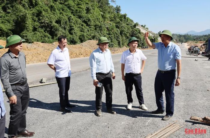 Phó Chủ tịch UBND tỉnh Hoàng Văn Thạch kiểm tra tiến độ thi công dự án thuộc địa phận xã Tràng Định, tỉnh Lạng Sơn.