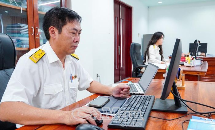  Cán bộ Thuế tỉnh Cà Mau tăng cường rà soát, quản lý nguồn thu, tháo gỡ vướng mắc và thực hiện các giải pháp chống thất thu ngân sách.